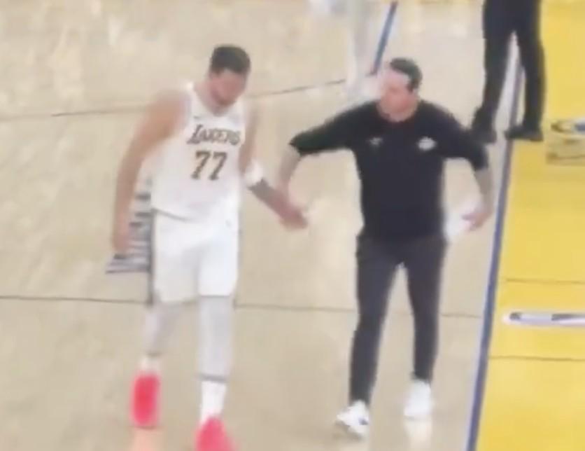 2026世界杯官网-雷迪克与东契奇在湖勇大战疑似发生争吵，后者摊手表达不满